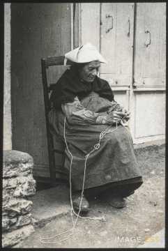 Femme tricotant (Dinan)